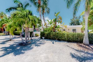 Property grounds - Island villa with heated private pool, tranquil courtyard, easy beach access (Holmes Beach)