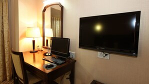 A hotel room with a desk, a laptop, a television, a lamp, and a mirror. - Oriental Silk Hotel - Guangzhou (Guangzhou)
