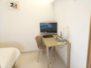 Quarto solteiro standard | Área de estar | TV