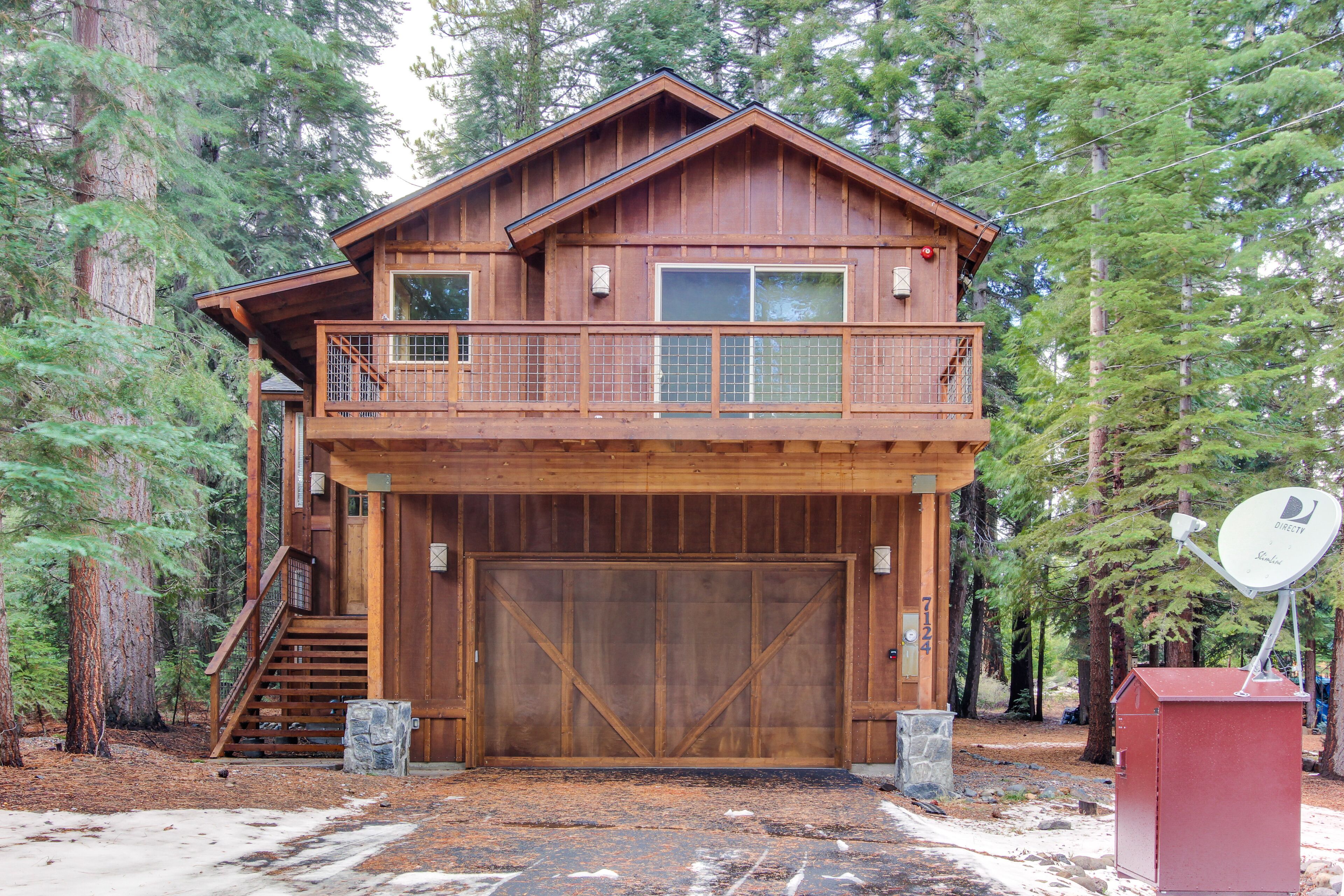 Deluxe West Shore home w/ Beautiful Deck - .5 Mile to Beach & 2.5 Miles to Ski