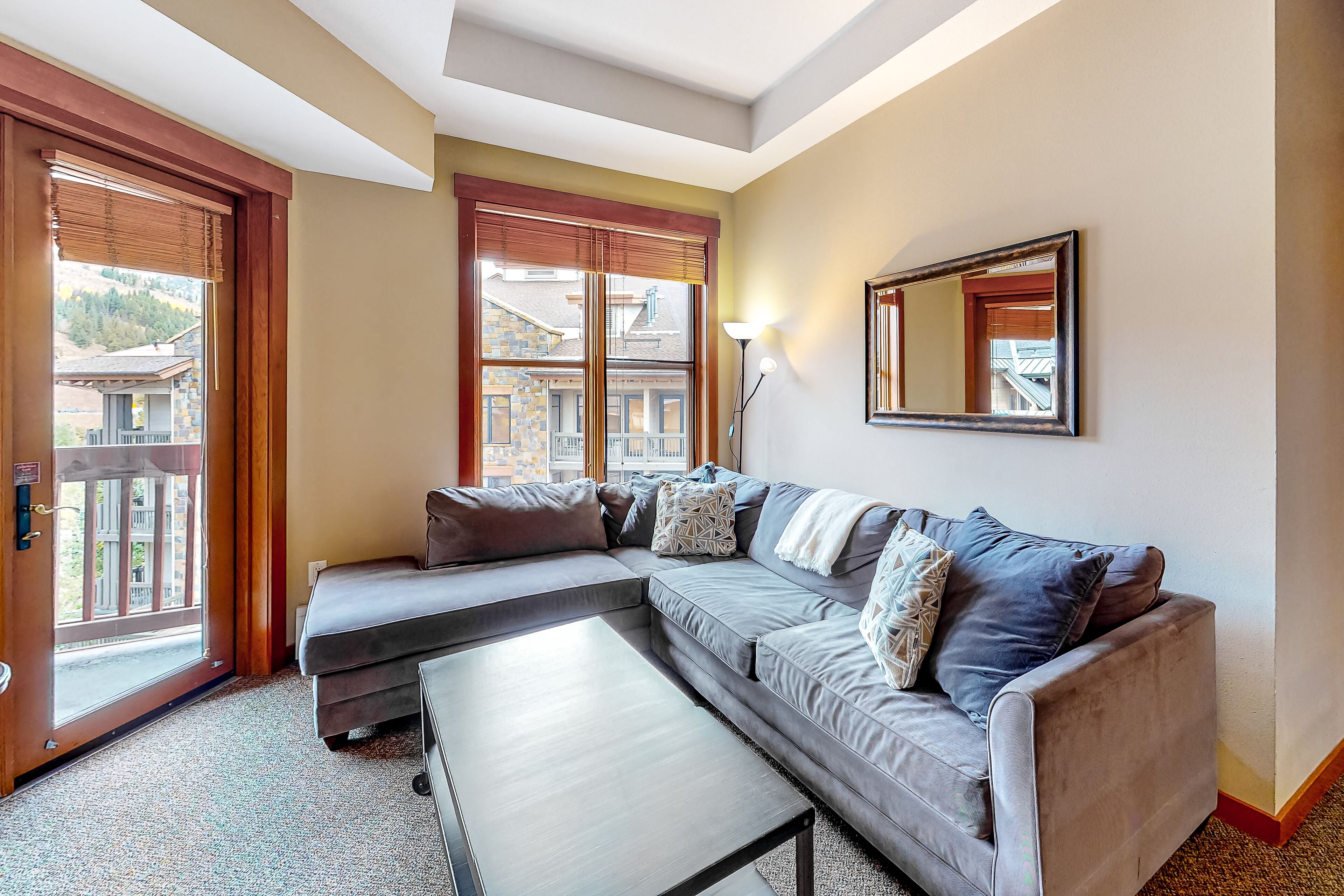 Una televisión, una chimenea, un reproductor de DVD