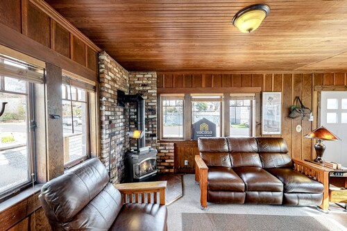 Charming cottage with WiFi & AC - 1/4 mile from the beach (MCA #1213)