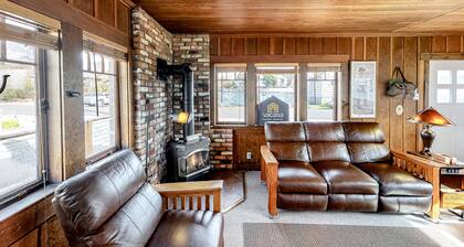 Charming cottage with WiFi & AC - 1/4 mile from the beach (MCA #1213)