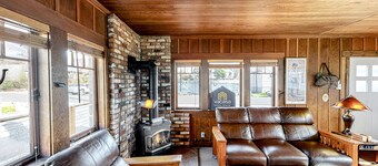 Charming cottage with WiFi & AC - 1/4 mile from the beach (MCA #1213)