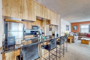 冷蔵庫、電子レンジ、オーブン、コンロ