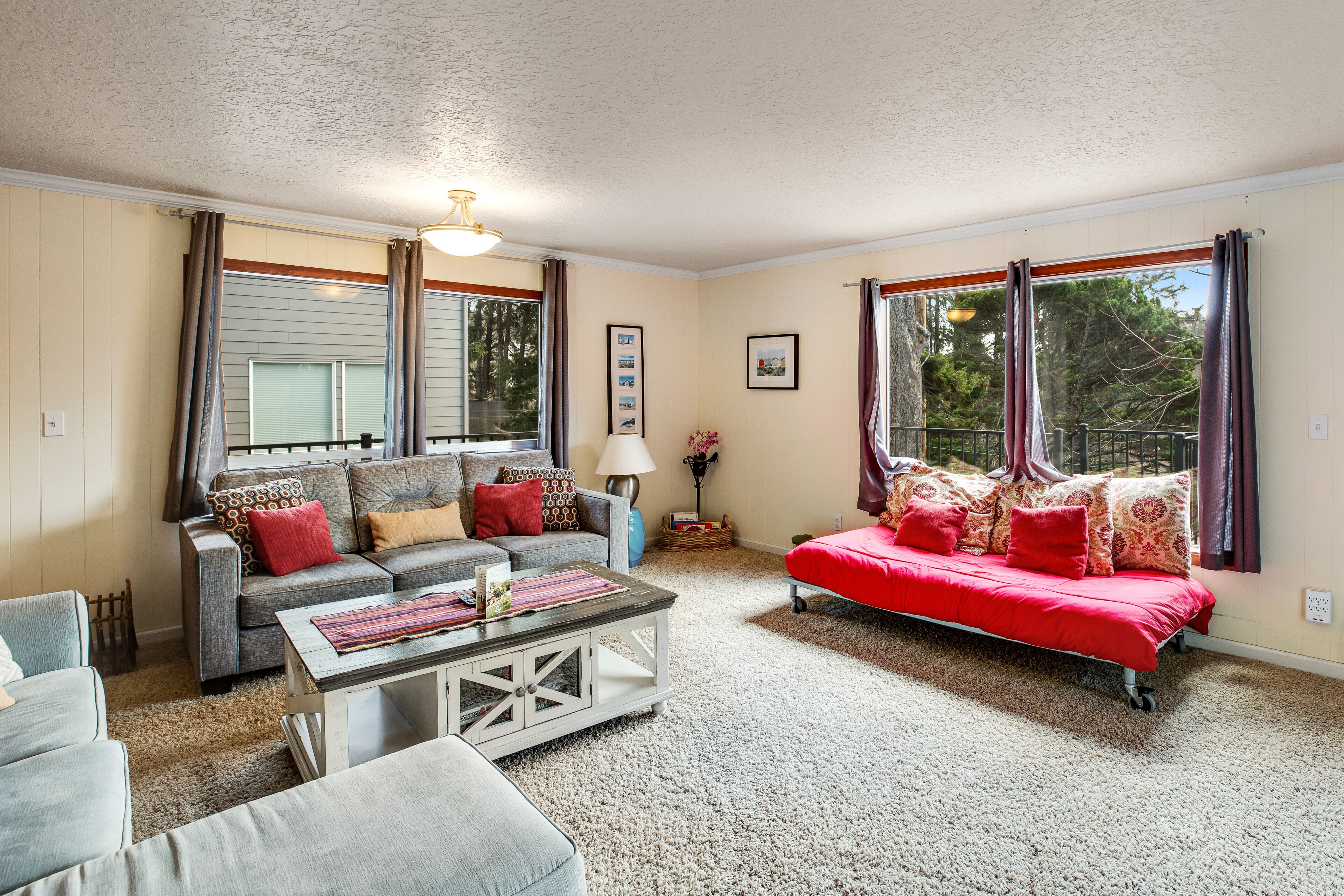 Cozy house with WiFi, entertainment & fireplace - walk to the beach