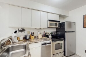 Réfrigérateur, four à micro-ondes, un four, surface de cuisson