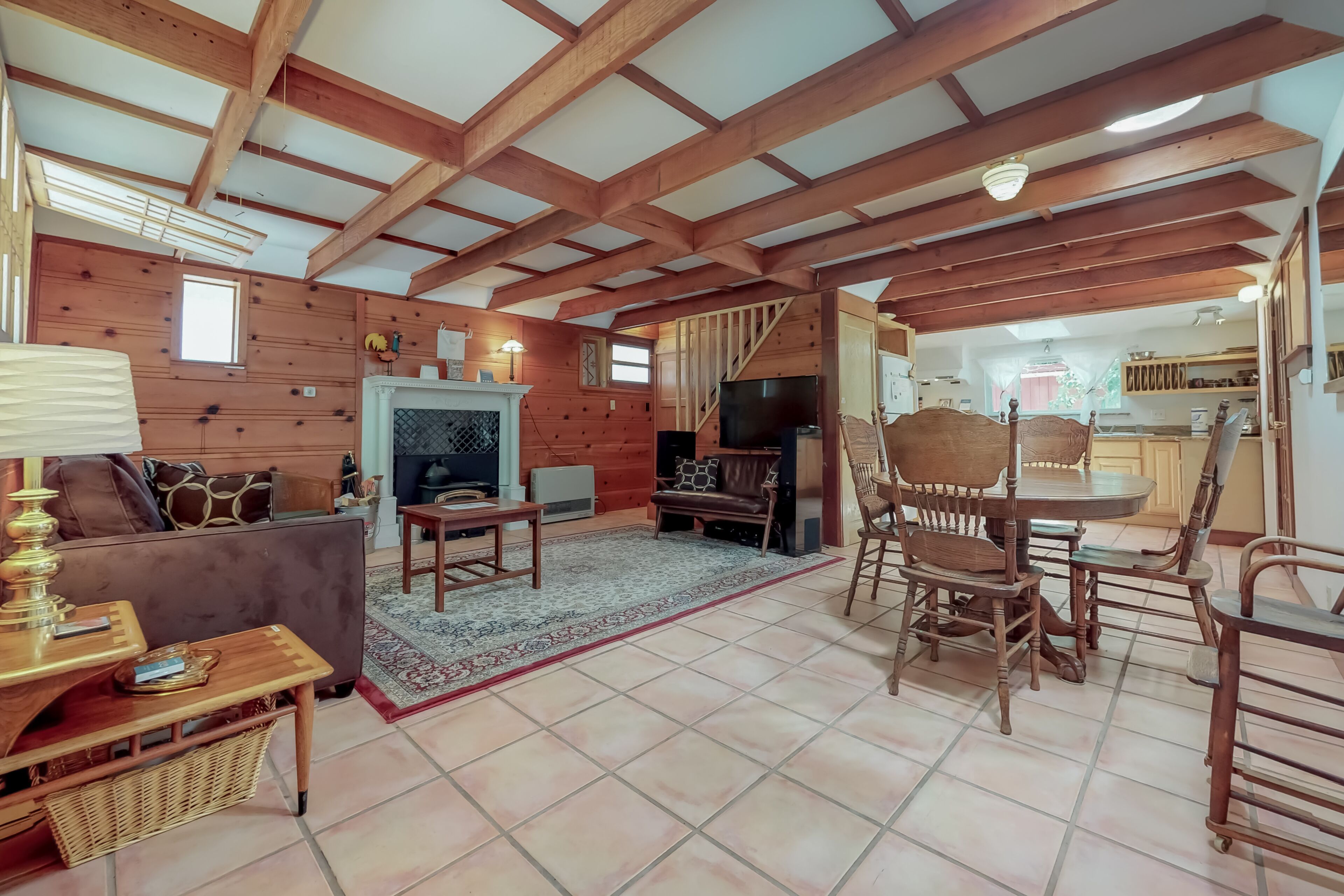 Creek-side home close to river/woods with private hot tub & deck -  dog-friendly