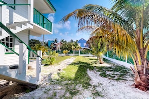 Property grounds - Lofty Space with a Private Veranda and Free WiFi - Walk 10 Minutes into Town (Caye Caulker)