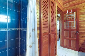 Interior - Lofty Space with a Private Veranda and Free WiFi - Walk 10 Minutes into Town (Caye Caulker)