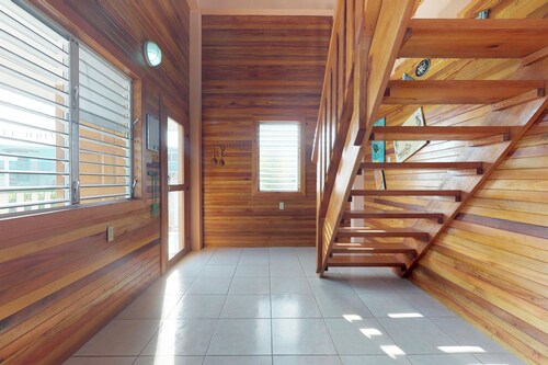 Lofty Space with a Private Veranda and Free WiFi - Walk 10 Minutes into Town