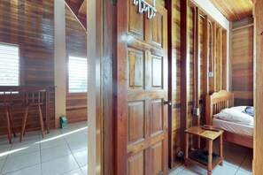 1 bedroom, internet, bed sheets - Lofty Space with a Private Veranda and Free WiFi - Walk 10 Minutes into Town (Caye Caulker)