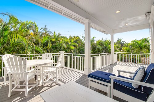 Modern home near Gulf beaches with private heated pool & WiFi
