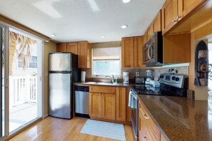 Fridge, microwave, oven, stovetop - Gulf view condo with WiFi, AC, full kitchen, & furnished balcony (Bradenton Beach)