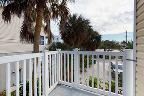 Property grounds - Gulf view condo with WiFi, AC, full kitchen, & furnished balcony (Bradenton Beach)