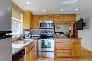 Fridge, microwave, oven, stovetop - Beachfront Escape on Gulf Drive – Steps to the Sand & Bridge Street (Bradenton Beach)