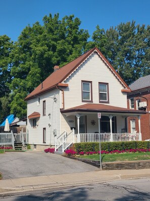 Exterior - The Maple Leaf House - Walking Distance to The Falls and Downtown! (Niagara Falls)