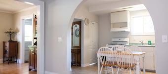 The Maple Leaf House - Walking Distance to The Falls and Downtown!