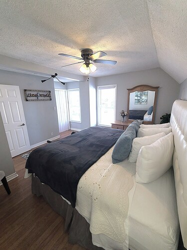 The Maple Leaf House - Walking Distance to The Falls and Downtown! 