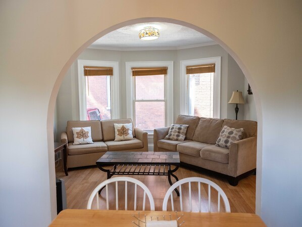 Smart TV, books - The Maple Leaf House - Walking Distance to The Falls and Downtown! (Niagara Falls)