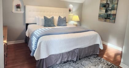 The Maple Leaf House - Walking Distance to The Falls and Downtown!