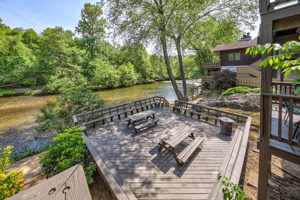 Terrace/patio - Dog-Friendly Waterfront Getaway with Fireplace, Full Kitchen, & Furnished Patio (Helen)