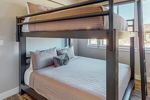 3 bedrooms, iron/ironing board, Internet, bed sheets