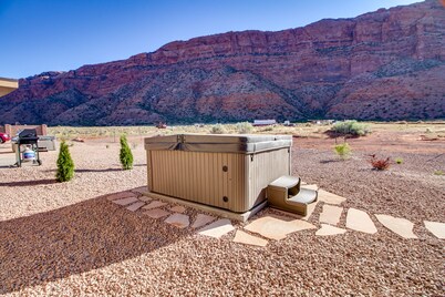 Luxury desert condo with hot tub and mountain views - near town