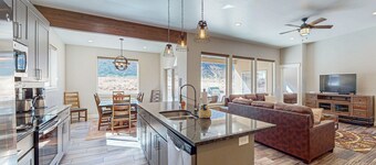 Luxury desert condo with hot tub and mountain views - near town