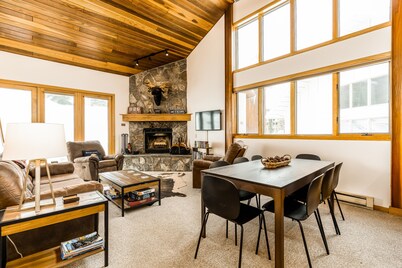 Ski-in/ski-out townhome steps from Bear Back lift w/free WiFi & wood fireplace