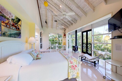 High-end home w/ heated private pool/spa, courtyard, & floor-to-ceiling windows