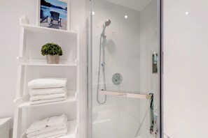 Amenidades de baño gratuitas, secadora de cabello, toallas 