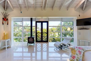 3 quartos, ferros/tábuas de passar roupa, acesso à internet