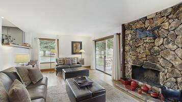 Televisor, llar de foc, reproductor de DVD i futbolí