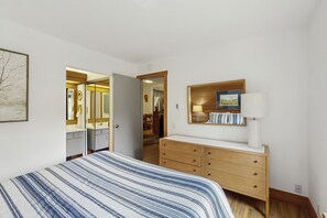2 bedrooms, iron/ironing board, Internet, bed sheets