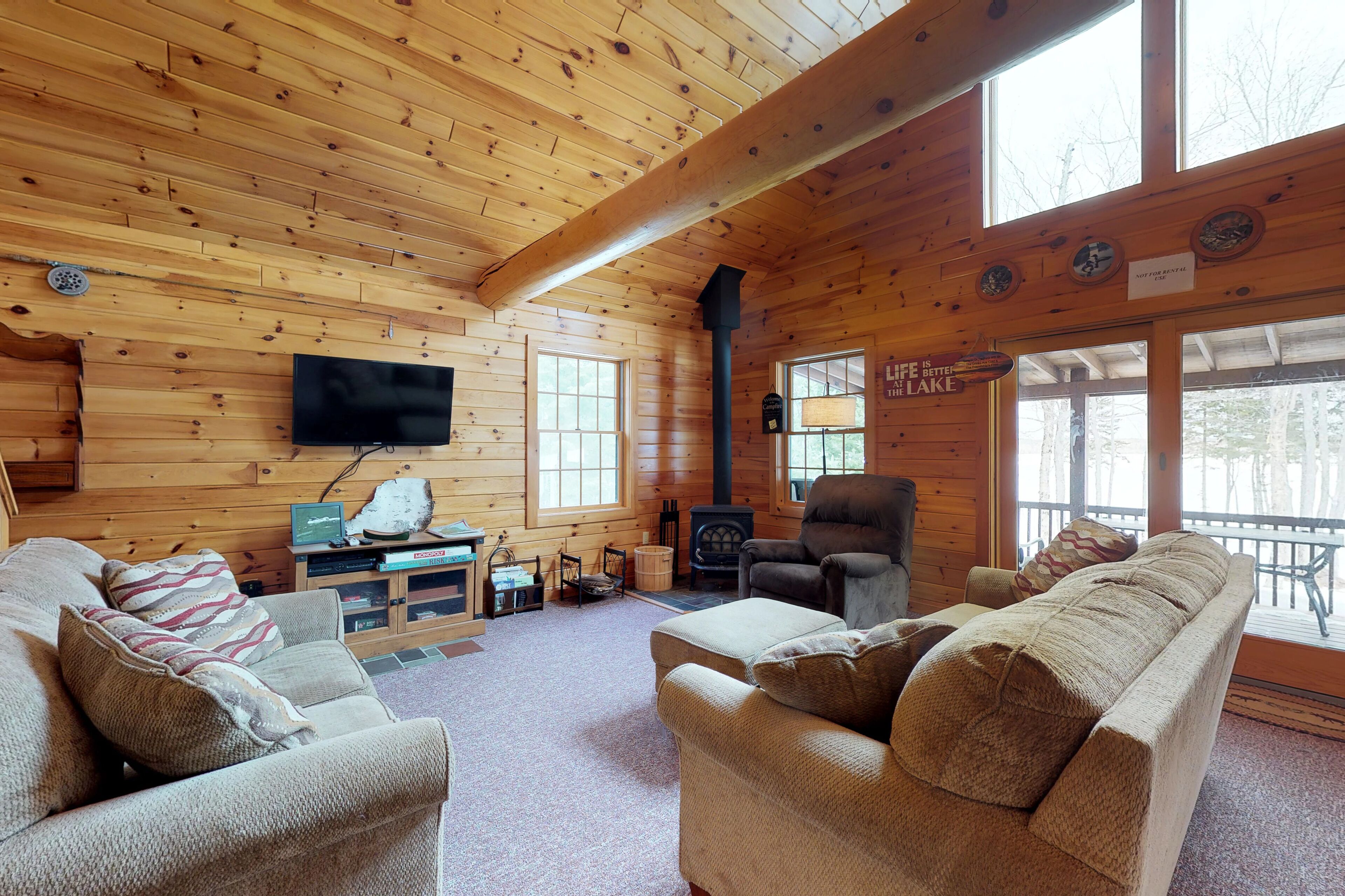 Dog-Friendly Secluded Lakefront Log Cabin with Rustic Atmosphere, Free WiFi
