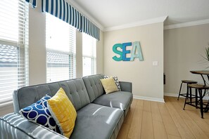 Smart TV, video games, foosball, table tennis - 9 Bedroom w/ Private Lakeview Pool & Hot Tub. Professionally Decorated. (Kissimmee)