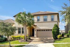 Exterior - 9 Bedroom w/ Private Lakeview Pool & Hot Tub. Professionally Decorated. (Kissimmee)