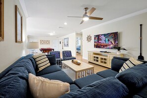 Smart TV, video games, foosball, table tennis - 9 Bedroom w/ Private Lakeview Pool & Hot Tub. Professionally Decorated. (Kissimmee)