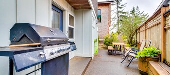 Relaxing dog-friendly home with patio & spacious living area (MCA #439)