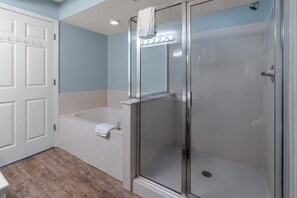 Combined shower/tub, towels