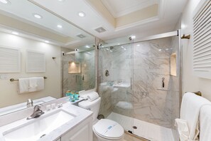 Articles de toilette gratuits, sèche-cheveux, serviettes fournies