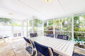 Outdoor dining - Beautiful cottage w/ heated private pool - walk to beach, dining, Bayfront Park (Anna Maria)