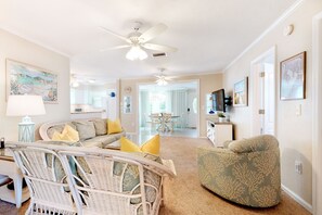 TV, DVD player, books - Beautiful cottage w/ heated private pool - walk to beach, dining, Bayfront Park (Anna Maria)