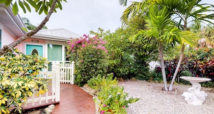 Beautiful cottage w/ heated private pool - walk to beach, dining, Bayfront Park