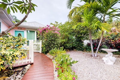 Beautiful cottage w/ heated private pool - walk to beach, dining, Bayfront Park