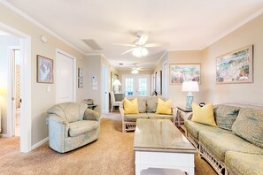 TV, DVD player, books - Beautiful cottage w/ heated private pool - walk to beach, dining, Bayfront Park (Anna Maria)