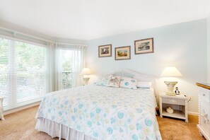 3 bedrooms, iron/ironing board, Internet, bed sheets - Beautiful cottage w/ heated private pool - walk to beach, dining, Bayfront Park (Anna Maria)