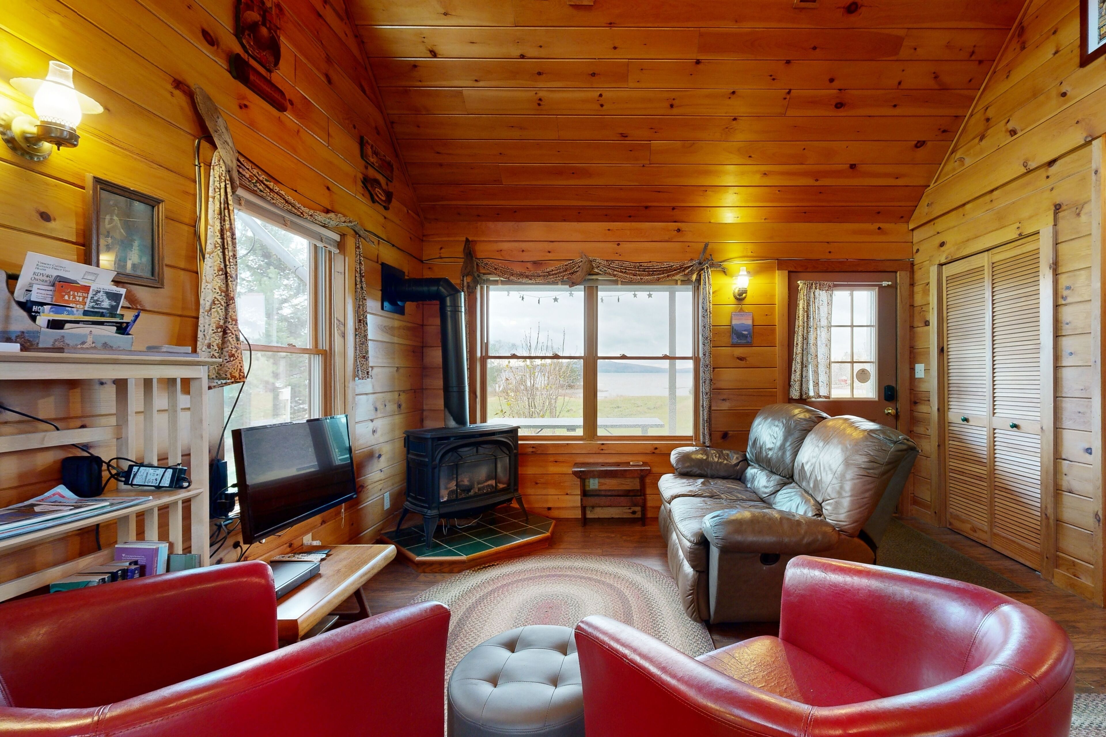 Fernseher, Kamin, DVD-Player, Bücher