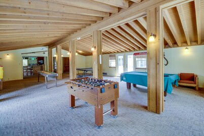 Comfy Condo with Shared Pool, Sauna - Near Slopes, Mountain Views